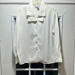 White blouse in perfect condition. pretty buttons & snap at the top of the shirt
